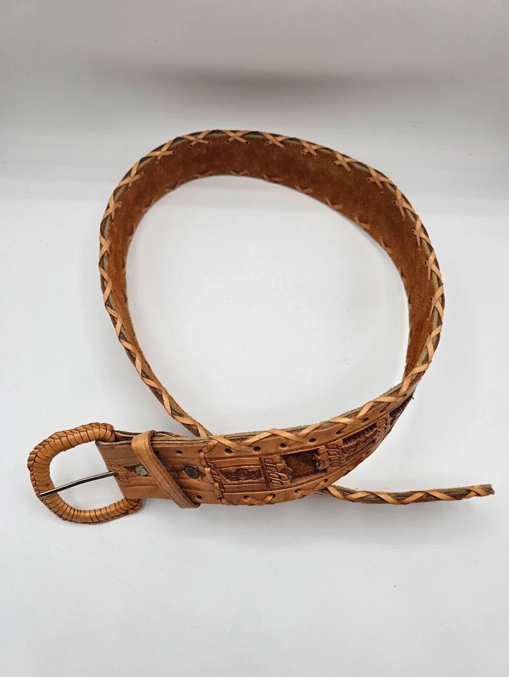 Vtg brown leather belt with decorative carvings and braided edges Sz 36